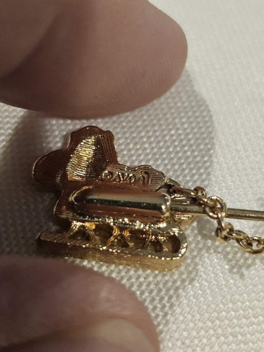 Vintage AVON Gold-tone Reindeer and Sleigh Pin Brooch - Picture 2 of 2